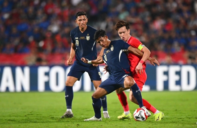 Nguyen Hoang Duc (R) in Vietnams 3-2 victory over Thailand in the 2024 ASEAN Cup finals second leg in Rajamangala Stadium, Bangkok, Thailand, Jan. 5, 2025. Photo by VnExpress