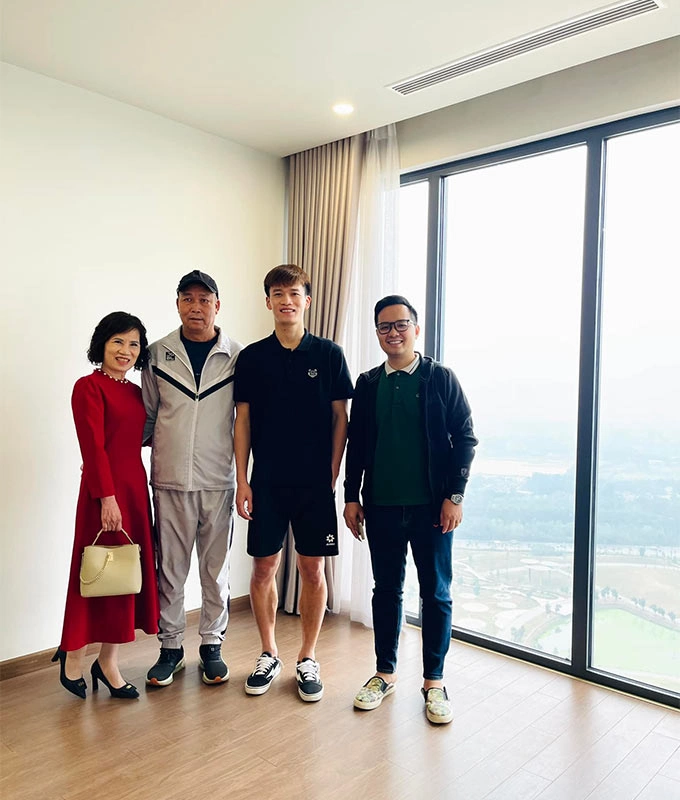 Midifielder Nguyen Hoang Duc (third from left) with his parents and broadcaster Quang Viet (fourth from left) at his newly purchased home on Jan. 7, 2024. Photo by Facebook/Quang Viet