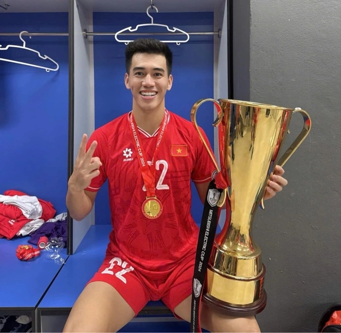 Nguyen Tien Linh wears the wrongly engraved medal after the ASEAN Cup title victory of Vietnam on Jan. 5, 2024. Photo by Facebook/Nguyen Tien Linh