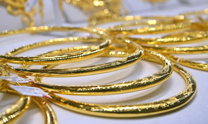 Gold price fails to sustain 10-week peak