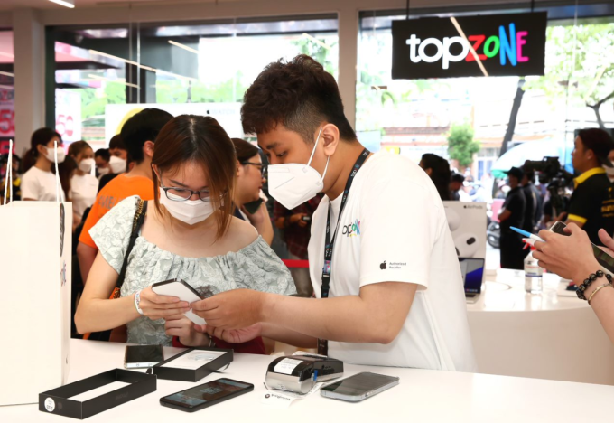 A customer and an employee looks at Apple products in a TopZone store in Ho Chi Minh City. Photo courtesy of TopZone