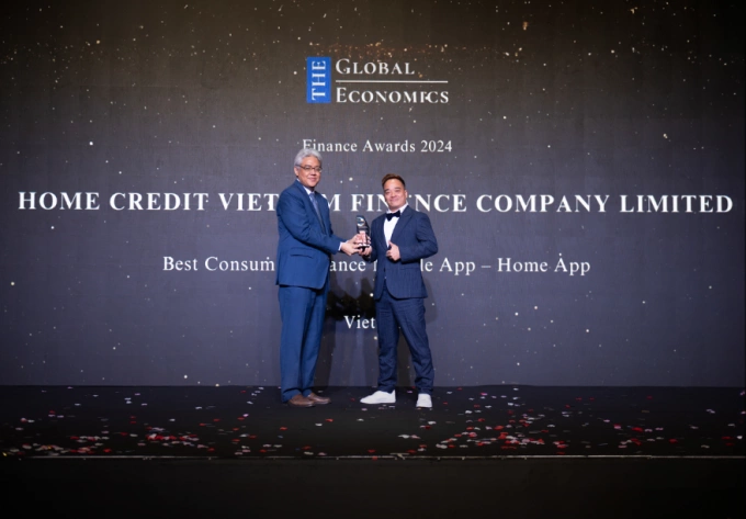 Le Phuoc Phuc (R), Head of Online at Home Credit, receiving the awards at The Global Economics. Photo courtesy of Home Credit