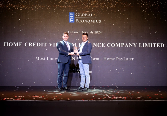Winardi Wijaya (R), Head of Home PayLater at Home Credit, receiving the award for Most Innovative BNPL Platform. Photo courtesy of Home Credit