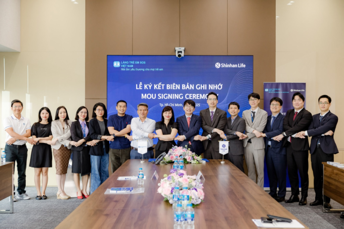 The signing ceremony reflects Shinhan Lifes efforts to create meaningful projects for the younger generation. Photo courtesy of Shinhan Life Vietnam