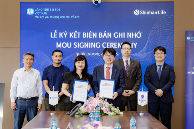Lee Young Jong (3rd, R), CEO of Shinhan Life Korea, alongside representatives from both parties at the signing ceremony in Ho Chi Minh City on Feb. 20. Photo courtesy of Shinhan Life Vietnam