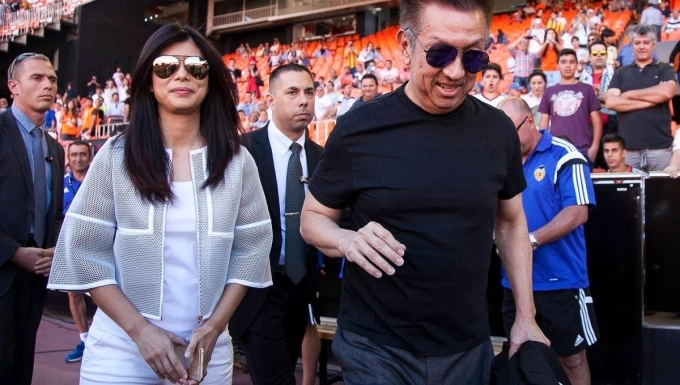 Peter Lim (R) and his wife Cherry Lim at a match of Valencia CF. Photo by Valencia CF
