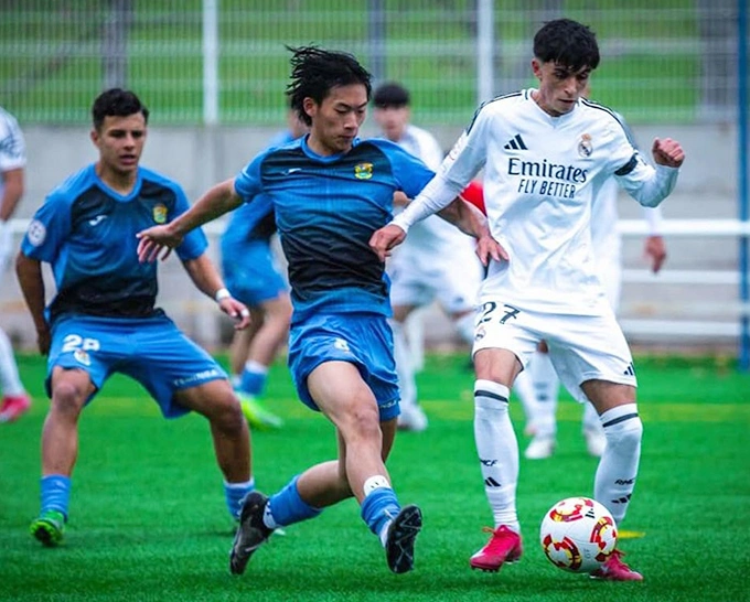 Julien Nguyen (C) tries to win the ball from his opponent during the match between Fuenlabrada and Real Madrid in the Juvenil U19 Division de Honor. Photo by Fuenlabrada