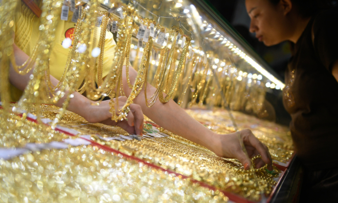 Gold prices rise slightly amid global gains