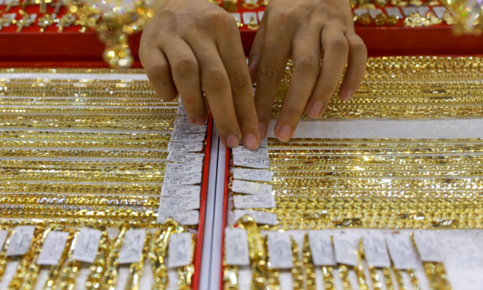 Gold hovers at historic peak