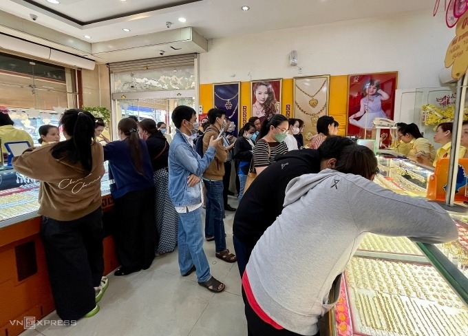 Customers buy gold in Ho Chi Minh City on March 14, 2025. Photo by VnExpress/Quynh Trang