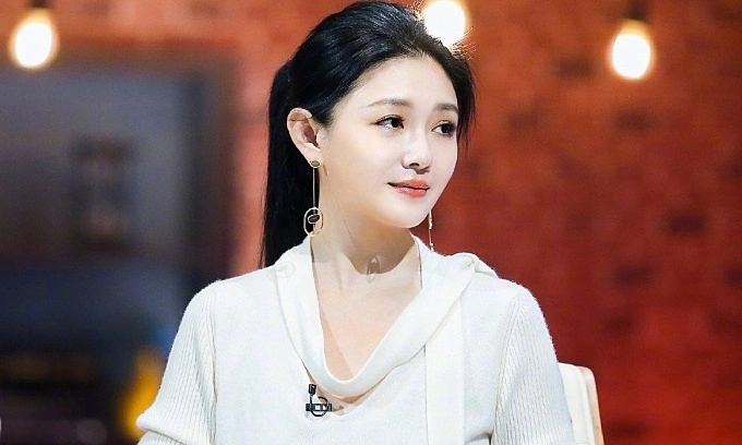 Barbie Hsu laid to rest as family bids farewell in rain - VnExpress International