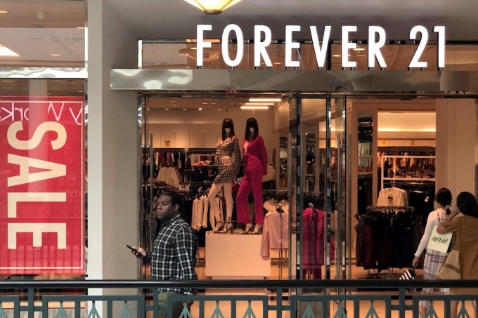 Shoppers enter a Forever 21 fashion retail store at the King of Prussia mall in King of Prussia, Pennsylvania, U.S. September 30, 2019. Photo by Reuters