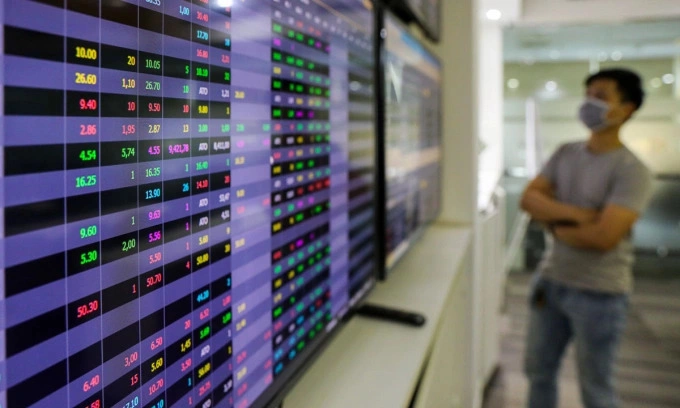 Stocks start week higher