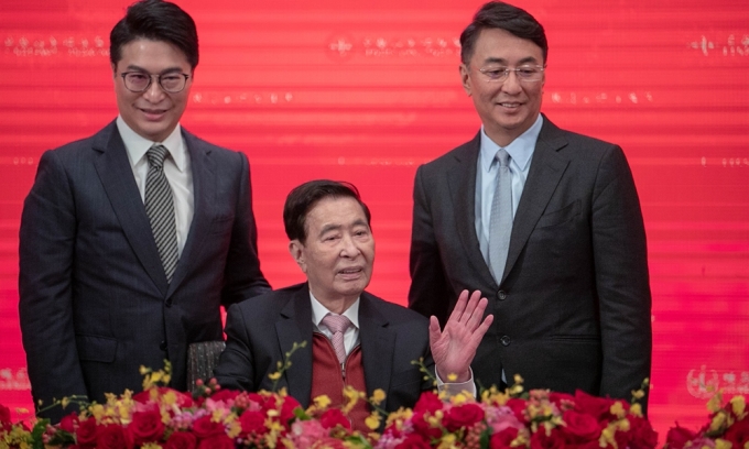 Lee Shau Kee, center, chairman of Henderson Land Development, and his sons Peter Lee Ka Kit, right, and Martin Lee Ka Shing, left, attend the 44th Annual General Meeting of Henderson Land Development in Hong Kong, China, May 28, 2019. Photo by Oriental Image via Reuters