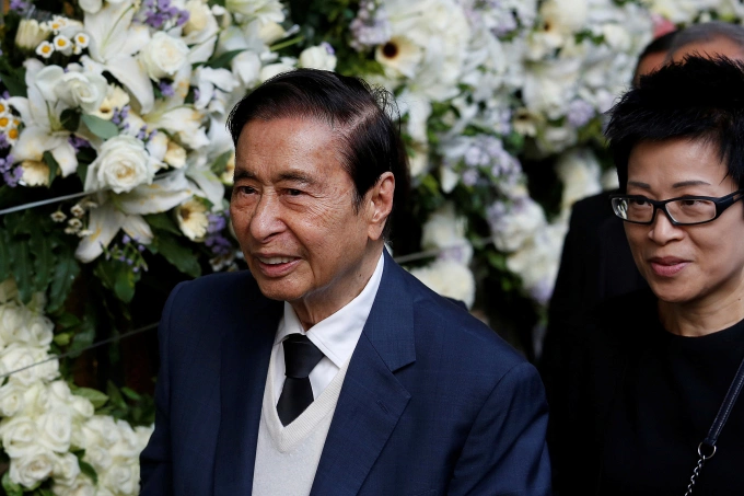 Top Chinese universities honor Hong Kong’s second-richest billionaire Lee Shau Kee for his educational contributions 2 Hong Kong billionaire Lee Shau Kee attends the funeral of Cheng Yu Tung, founder of Hong Kong property group New World Development, Oct.13, 2016. Photo by Reuters