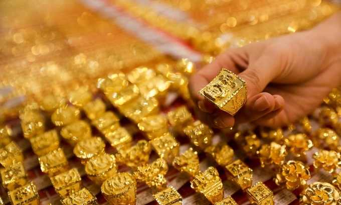 Gold extends plunge after reaching historic levels