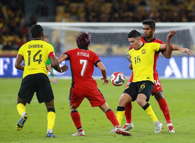 Sergio Aguero (number 16), a naturalized Argentine midfielder, plays for Malaysia in their 0-0 draw with Singapore at the ASEAN Cup 2024 group stage. Photo by FAM