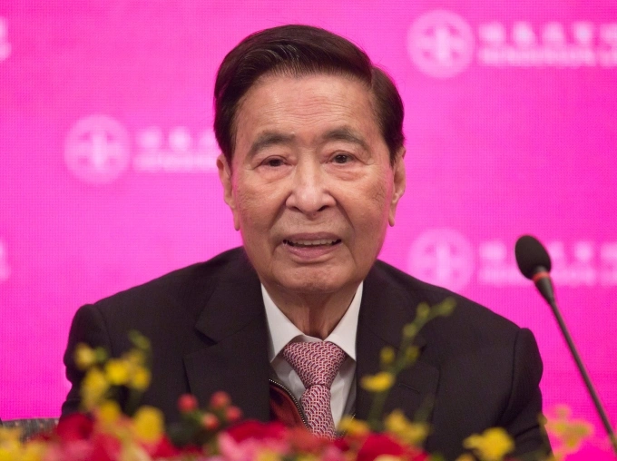 Hong Kongs second-richest billionaire Lee Shau Kee attends a news conference as he announces his retirement after the companys general meeting in Hong Kong, May 28, 2019. Photo by AP