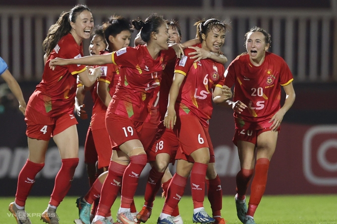 HCMC I WFC players celebrate their 5-4 victory over Abu Dhabi Country on March 22, 2025 at Thong Nhat Stadium, Ho Chi Minh City. Photo by VnExpress/Duc Dong