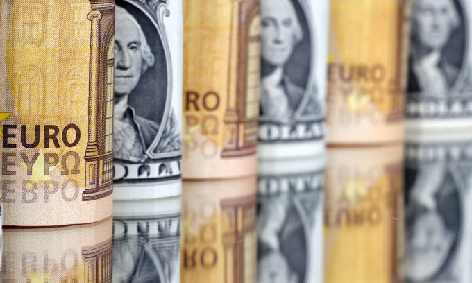 Dollar rises against dong