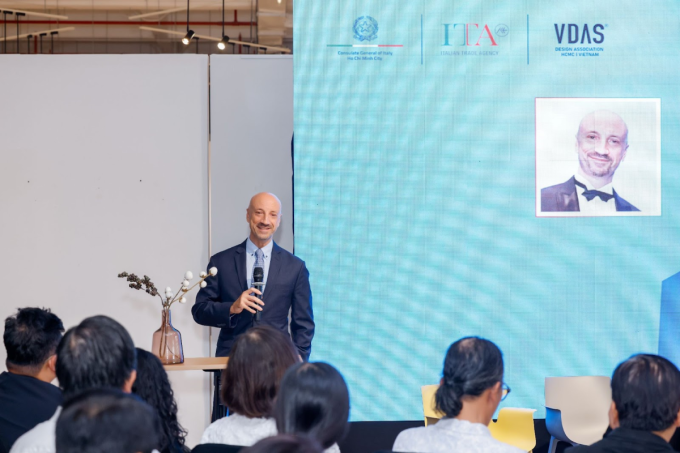 Fabio De Cillis, Director of the Italian Trade Agency in Ho Chi Minh City, delivered a speech at the Italian Design Day 2025 event held in Ho Chi Minh City. Photo courtesy of ITA