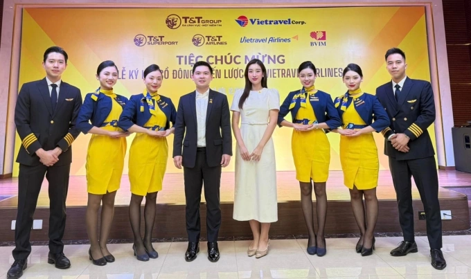 Do Vinh Quang (4th from left) stands next to his wife, Do My Linh, after the signing of an agreement that made T&T Group subsidiaries strategic partners to Vietravel Airlines, December 2024. Photo courtesy of T&T Group