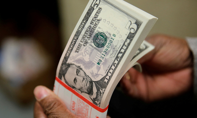 Dollar firm at record high against dong