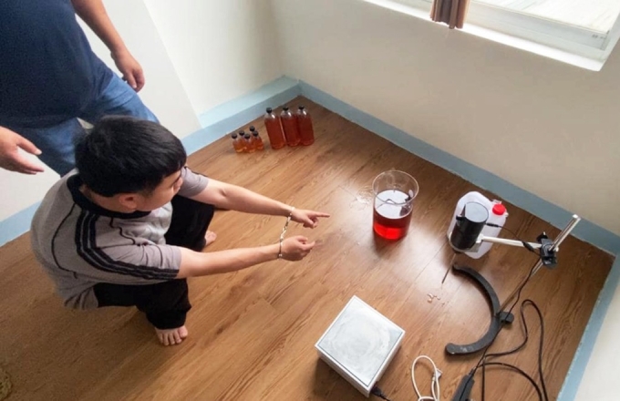 Nguyen Huu Quyet byl s důkazem zatčen. Foto policie