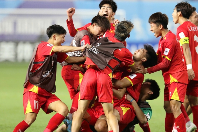 U17 Vietnam players hug Tran Gia Bao to celebrate the equalizer in the sixth minute of injury time against Japan on April 7, 2025. Photo by VnExpress/Doan Huynh