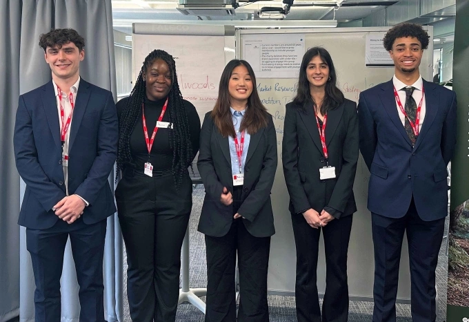 Vu Minh Chau (C) se svými spoluhráči v Capgemini Community Challenge. Foto s laskavým svolením Chau