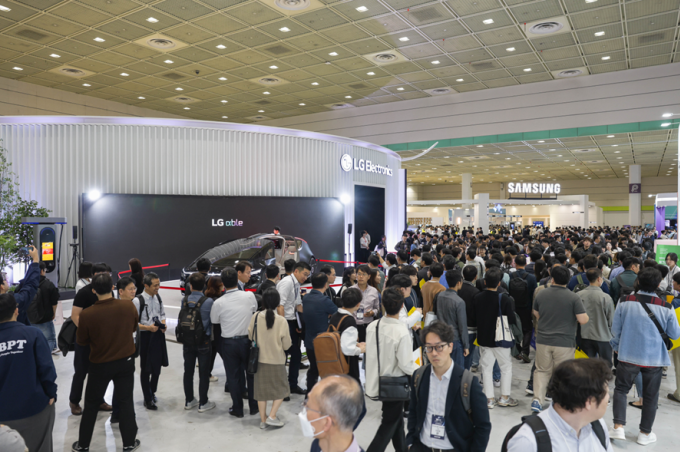 Every year, the World IT Show event attracts hundreds of thousands of CxOs and IT experts from South Korean companies. Photo courtesy of WIS