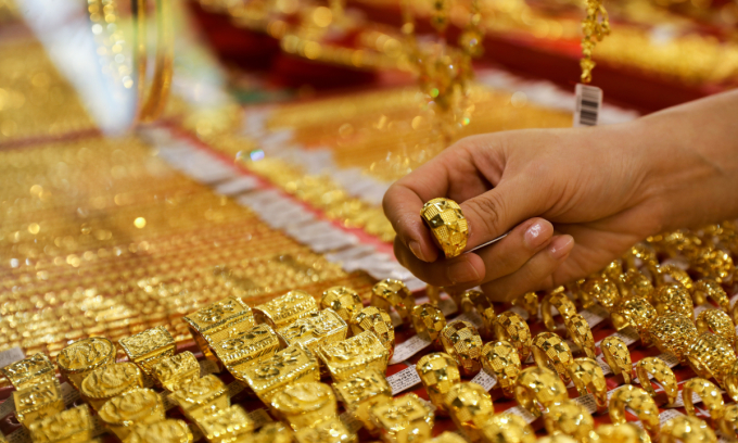 Gold price plummets from peak