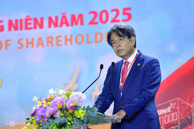 Kim Byoung Ho reviews the banks outstanding activities over the past year. Photo by VnExpress/Thanh Tung