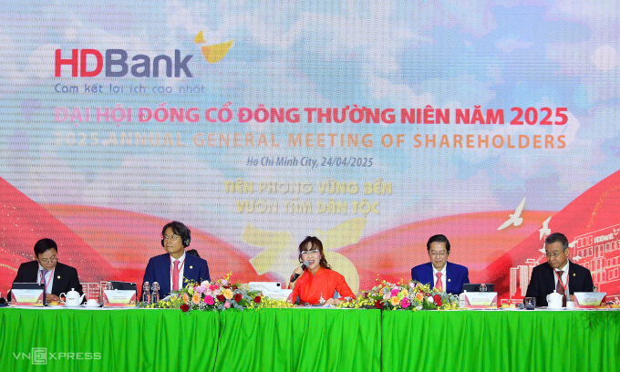 HDBanks leaders update the banks business results at the congress. Photo by VnExpress/Thanh Tung