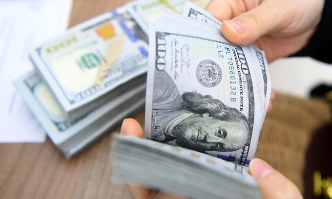 Dollar hits new high against dong