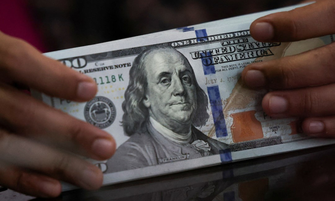 Dollar slightly gains against dong