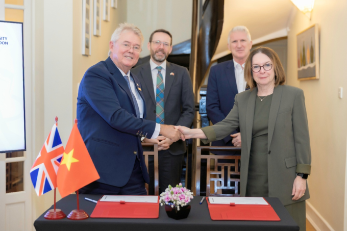 Prof. Raymond Gordon (L), Vice Chancellor of BUV, and Prof. Wendy Thomson (R), Vice Chancellor of the University of London, sign a cooperation agreement, witnessed by H.E. Iain Frew, British Ambassador (L), and James Shipton (R), Director of the British Council. Photo courtesy of BUV