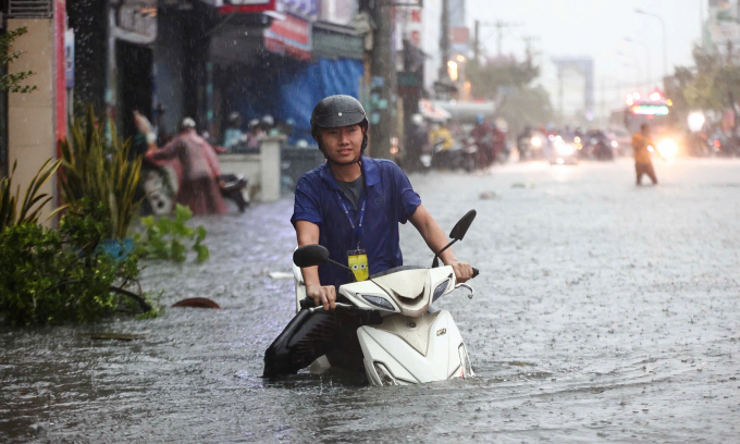 A man on a motorbike struggles to move through a flooded street near Thu Duc Market, Ho Chi Minh City, May 10, 2025. Photo by VnExpress/Quynh Tran