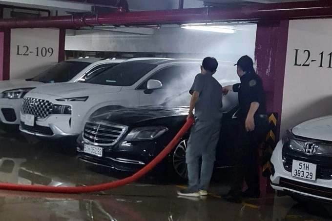 Duy Manhs sedan (black) catches fire on February 15, 2023 in Ho Chi Minh City. Photo by Duy Manh