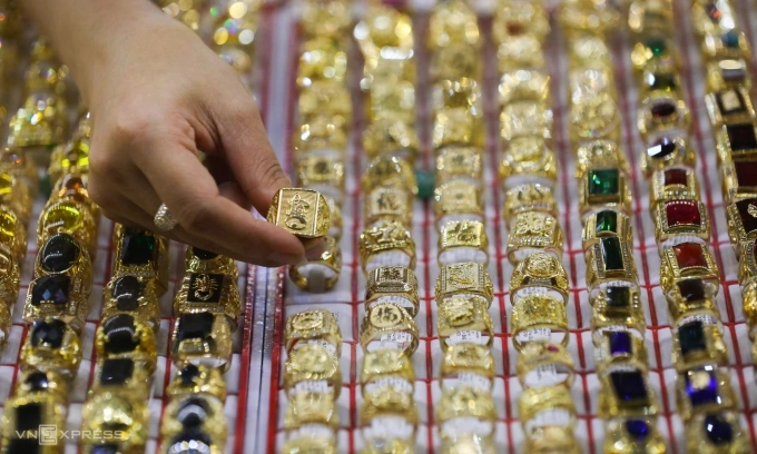 Gold prices rally as global rates head down