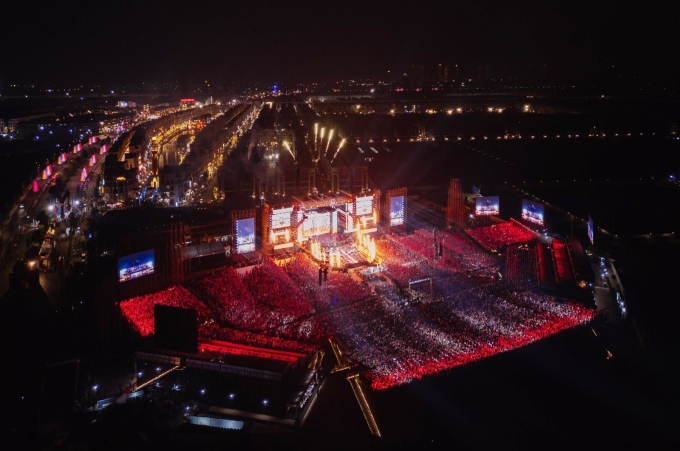 The Anh Trai Vuot Ngan Chong Gai concert attracted 130,000 attendees within a single day. Photo courtesy of Vincom