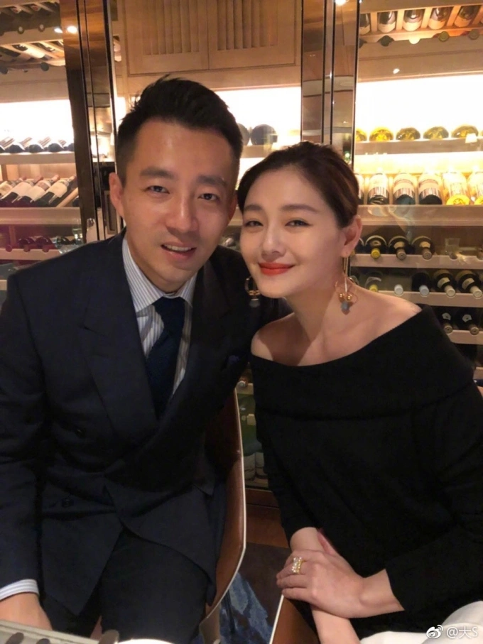 Taiwanese actress Barbie Hsu (R) and her ex-husband, Chinese businessman Wang Xiaofei. Photo from Hsus Weibo