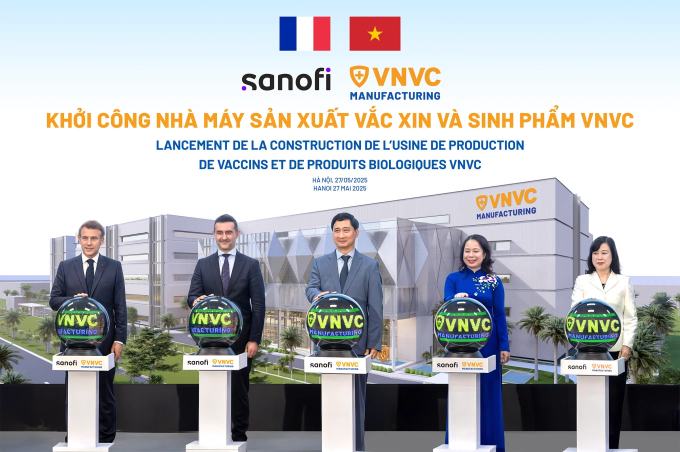French President Emmanuel Macron (L); Vietnams Vice President Vo Thi Anh Xuan (L, 4th); Vietnams Minister of Health Dao Hong Lan (R); Burak Pekmezci (L, 2nd), Country Lead at Sanofi Vietnam; and Ngo Chi Dung (C), Chairman of the Board of Directors and CEO of VNVC Vaccine Company, press the buttons to start construction of the VNVC Vaccine and Biological Products Factory. Photo by Hai Nam