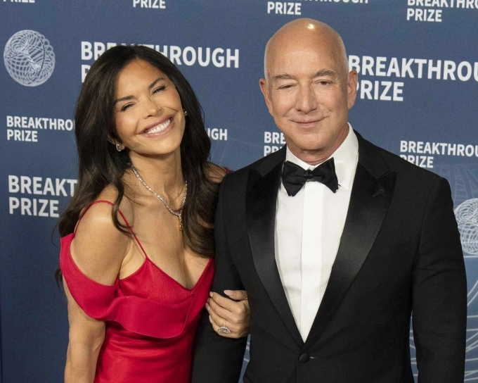 Jeff Bezos and fiancée Lauren Sanchez. Photo from X