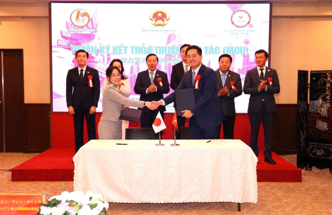 The signing ceremony between Prodezi Long An and Chitose Group in Japan, March 30. Photo courtesy of Prodezi Long An