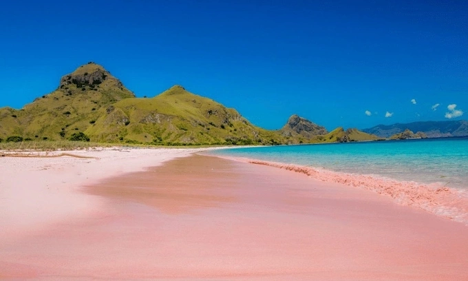 中国游客在印度尼西亚被强烈的海浪席卷后死亡