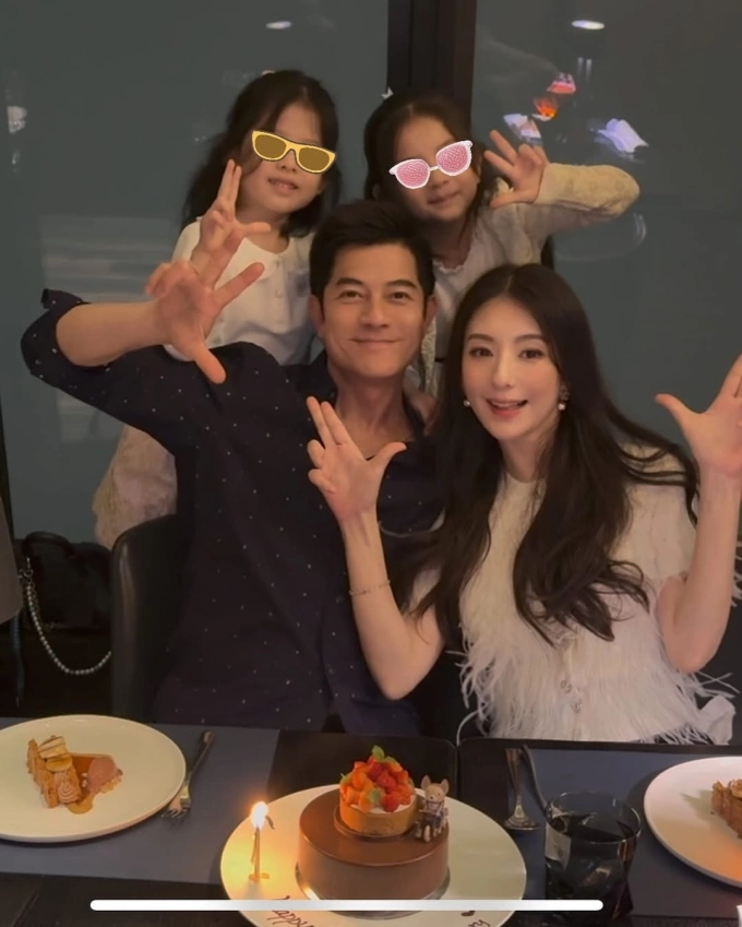 Hong Kong star Aaron Kwok (sitting, L), his wife Moka Fang (sitting, R), and their two daughters. Photo from Kwoks Instagram