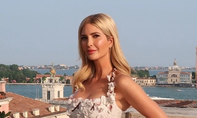 Ivanka Trump stuns in $10,000 bridal dress ahead of Jeff Bezos and Lauren Sanchez's wedding - VnExpress International Ivanka Trump stuns in $10,000 bridal dress ahead of Jeff Bezos and Lauren Sanchez's wedding - VnExpress International