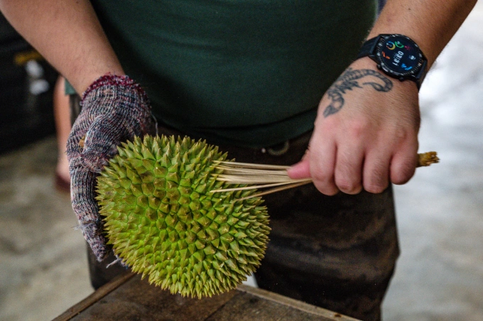A worker cleans a durian in Kuala Lumpur in 2020. Photo by AFP