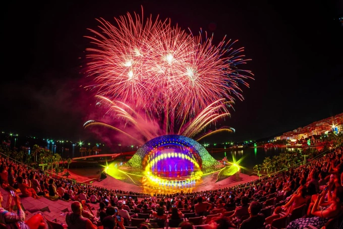 Thousands of visitors attended the Guinness record-breaking show Kiss of the Sea at Sunset Town. Photo courtesy of Sun Group